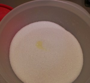 Add a few drops of scented oil to your sugar if you wish.